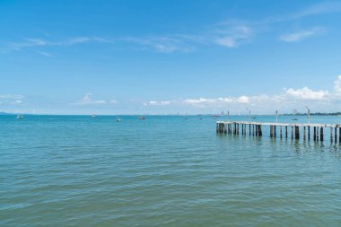 Tahta sahilde denize giden yolu yürüyüş