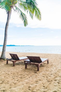 Tayland Pattaya Beach sandalye, palmiye ve tropikal plaj