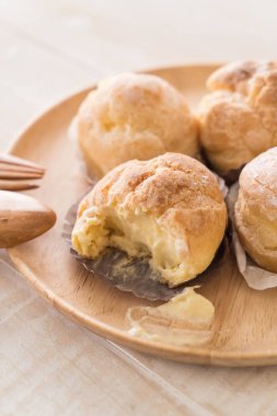 kremalı pasta plaka üzerinde