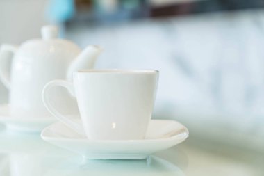 Çay fincanı masanın üstünde.