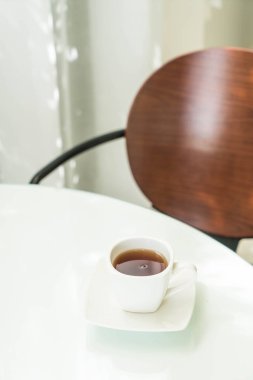 Çay fincanı masanın üstünde.