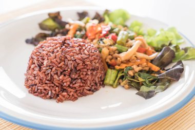 Berry pirinç tavada kızartılmış soya protein ve fesleğen ile 