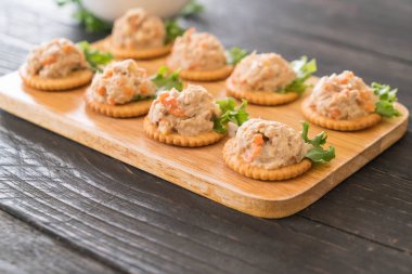 ton balıklı kraker ile yayıldı