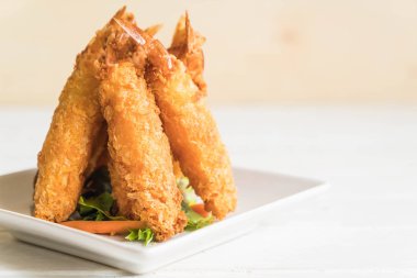  ahşap üzerine meyilli kızarmış karides