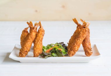  ahşap üzerine meyilli kızarmış karides