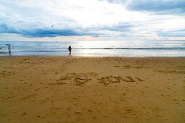 Bulutlu olan tropikal plaj 