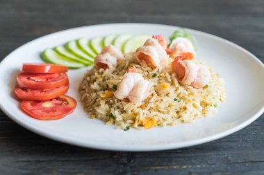 Kızarmış pirinç ve karides.