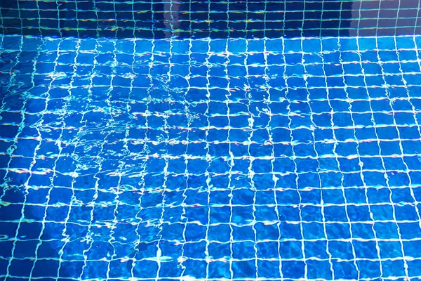 スイミング プールの水をリッピング — ストック写真