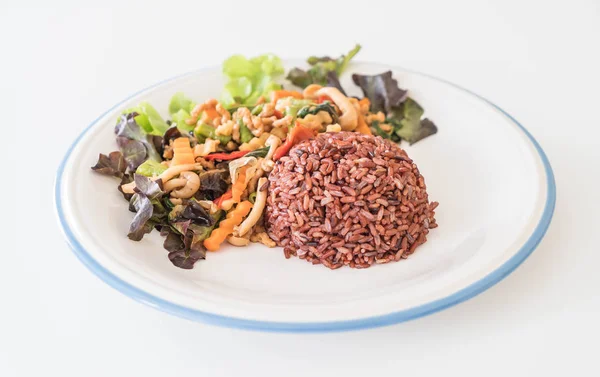 베리 쌀 볶음된 두 부 단백질와 바 질 — 스톡 사진