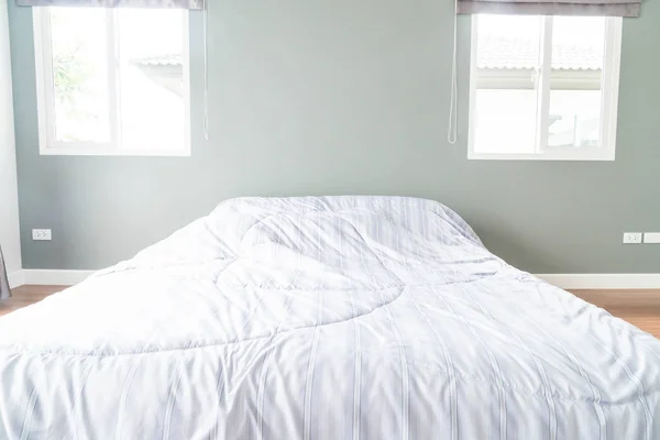 Постельное оформление в интерьере спальни — стоковое фото