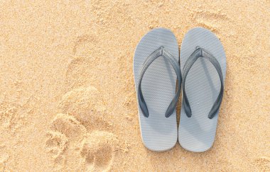 sandalet kumlu deniz kenarı