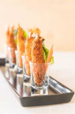  ahşap üzerine meyilli kızarmış karides