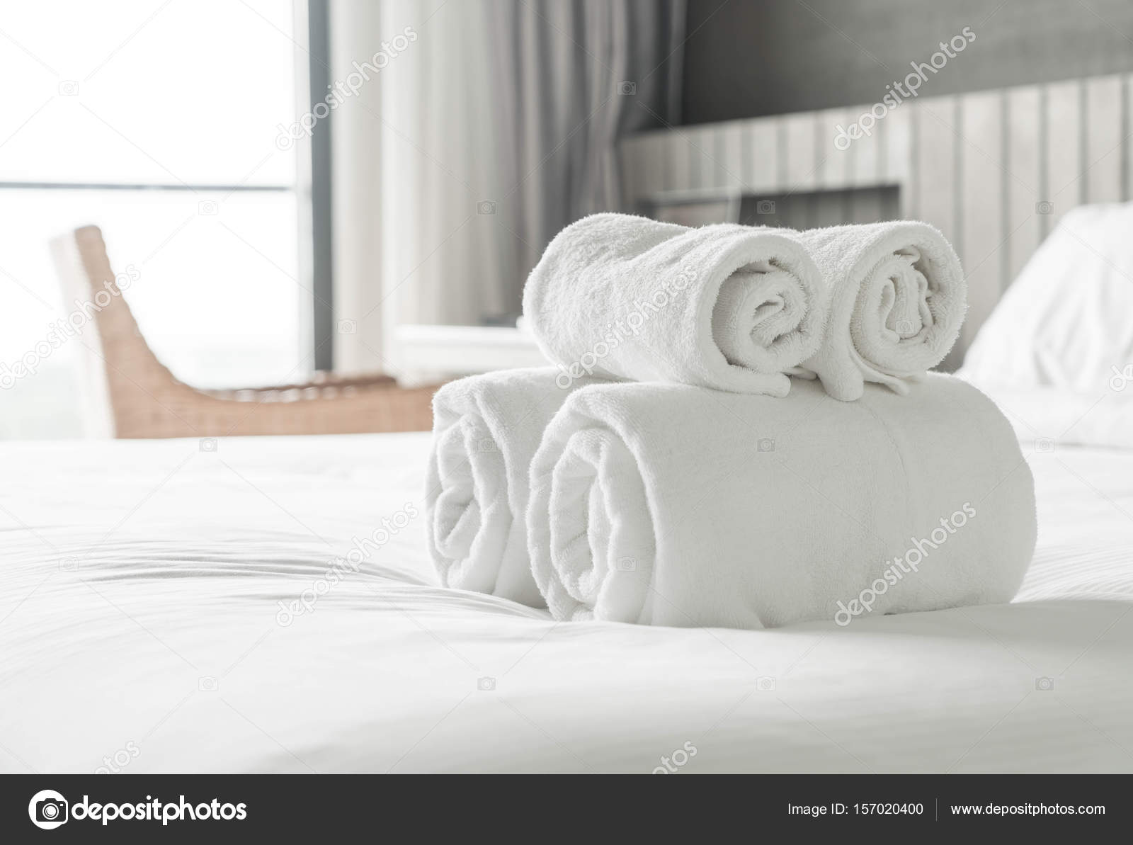 Weißes Handtuch auf Bett Dekoration im Schlafzimmer Innenraum ... Weißes Handtuch auf Bett Dekoration im Schlafzimmer Innenraum ...