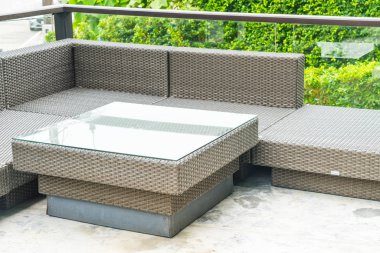 veranda boş sandalye ve masa