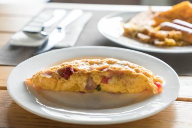 Ev yapımı jambon ve peynirli omlet
