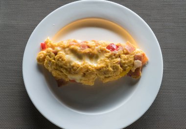 Ev yapımı jambon ve peynirli omlet