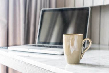 kahve fincanı dizüstü bilgisayar ve güzel lüks masa dekorasyonu 