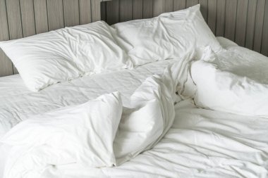 Beyaz dağınık yastık dekorasyonu yatak ile buruşuk yatak 