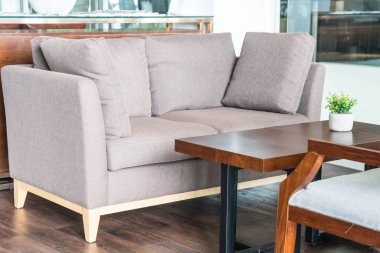 oturma odasında boş koltuk ve sandalye dekorasyon