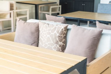 Boş kaldırım kafe sandalye ile 