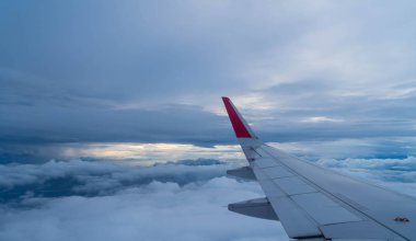 Bulutların üzerinde uçan uçak 