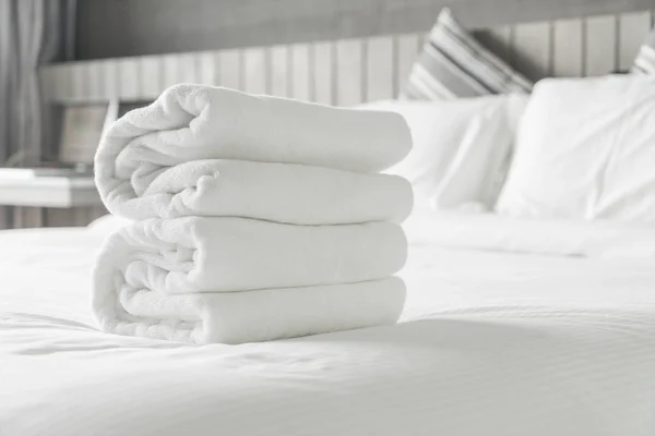 Asciugamano bianco sulla decorazione del letto in camera da letto interno — Foto Stock
