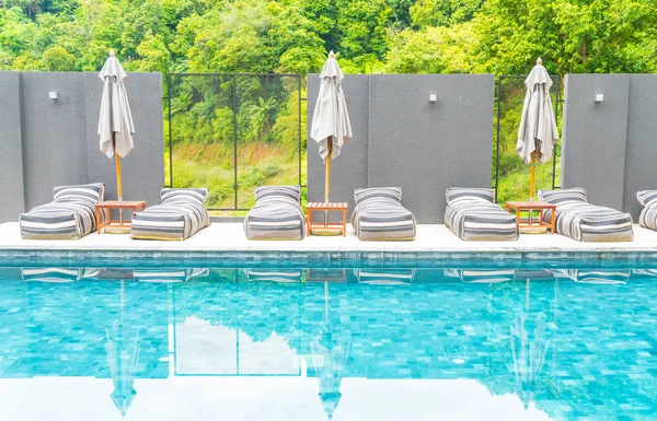 Belle chaise et parasol de luxe autour de la piscine extérieure — Photo