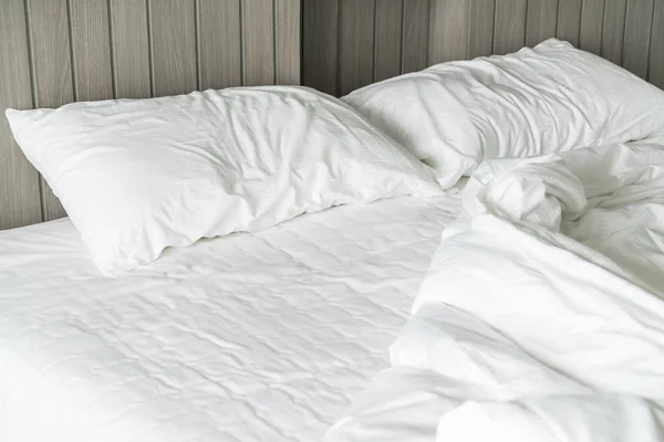 Popsutymi łóżko zdobione białym poduszki Brudny Sypialnia — Zdjęcie stockowe
