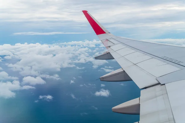 Літак літає над хмарами — стокове фото