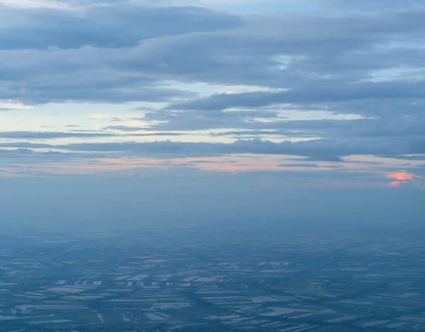 El cielo sobre las nubes — Foto de Stock