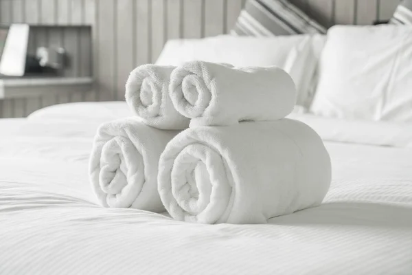 Toalla blanca en la decoración de la cama en el interior del dormitorio — Foto de Stock