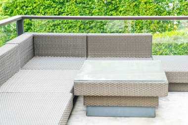 veranda boş sandalye ve masa