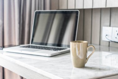 kahve fincanı dizüstü bilgisayar ve güzel lüks masa dekorasyonu 
