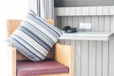 Kanepe oturma Interio dekorasyonda güzel lüks yastık