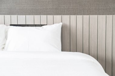 Beyaz yastık yatak yatak dekorasyon 