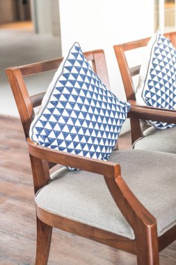 Oturma odasında kanepe dekorasyon güzel lüks yastık