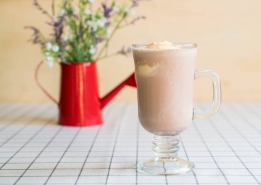 vanilyalı dondurma ile çikolata frappe