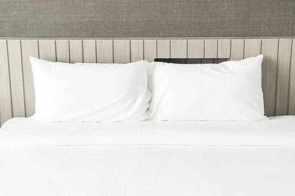 Almohada blanca en la decoración de la cama en el dormitorio — Foto de Stock