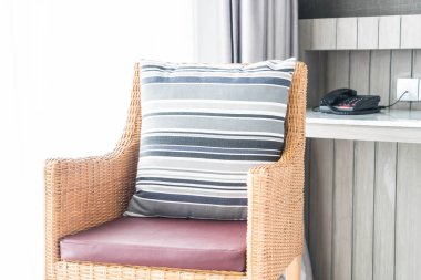 Kanepe oturma Interio dekorasyonda güzel lüks yastık