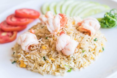 Kızarmış pirinç ve karides.