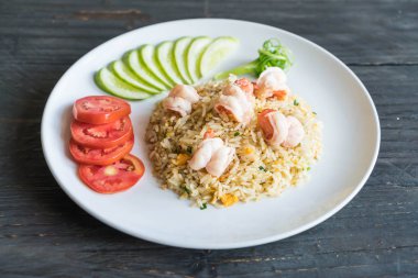 Kızarmış pirinç ve karides.