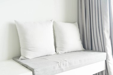 Oturma odasında kanepe dekorasyon güzel yastık 