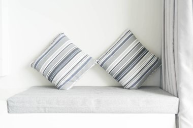 Oturma odasında kanepe dekorasyon güzel yastık 