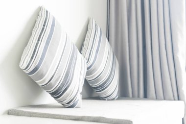 Oturma odasında kanepe dekorasyon güzel yastık 