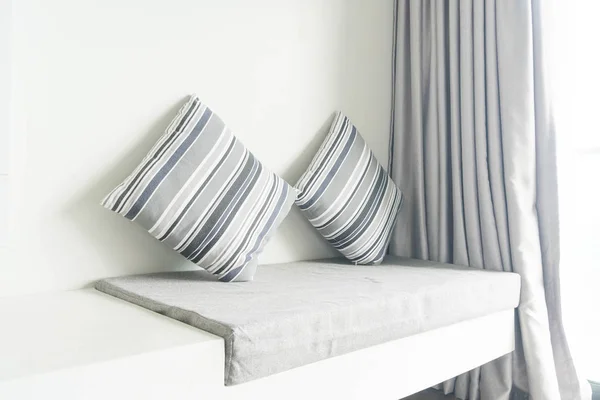 Красивая подушка на диване украшения в гостиной — стоковое фото