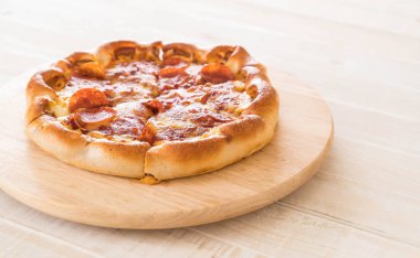 Ev yapımı biberli Pizza ahşap plaka üzerinde