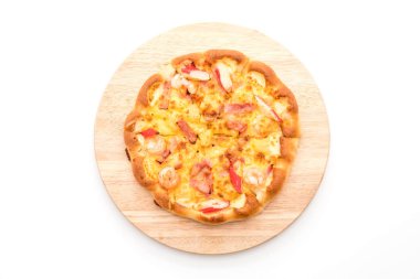 Beyaz arka plan üzerinde izole pizza hawaiian deniz ürünleri 
