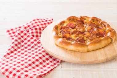 Ev yapımı biberli Pizza ahşap plaka üzerinde