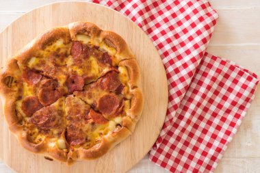 Ev yapımı biberli Pizza ahşap plaka üzerinde