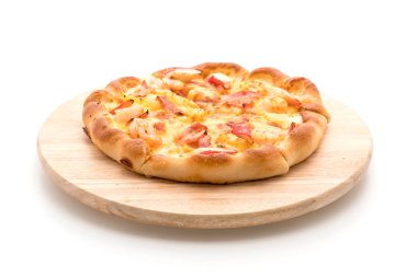 Beyaz arka plan üzerinde izole pizza hawaiian deniz ürünleri 